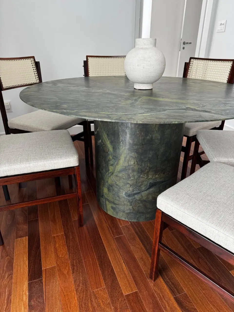 Mesa redonda com tampo em pedra verde de veios naturais